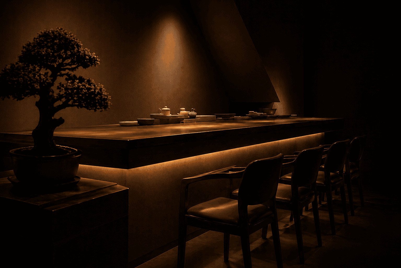 Interior del restaurante Asahi en Bucaramanga — iluminación cálida y bonsái
